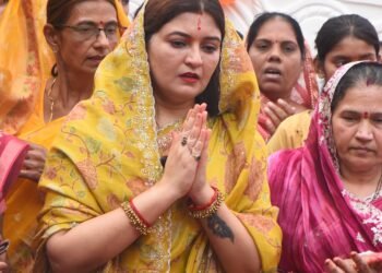 ग्राम रणवीरपुर में माँ शीतला माता मंदिर की प्राचीन मूर्ति का नूतन मंदिर में हुआ प्रतिस्थापना,विधायक भावना बोहरा ने पूजा कर सबके सुख-समृद्धि की कामना की।