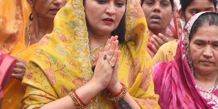 ग्राम रणवीरपुर में माँ शीतला माता मंदिर की प्राचीन मूर्ति का नूतन मंदिर में हुआ प्रतिस्थापना,विधायक भावना बोहरा ने पूजा कर सबके सुख-समृद्धि की कामना की।