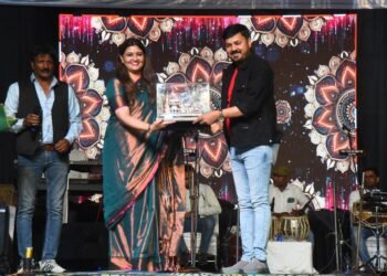 रणवीरपुर में भजन संध्या एवं सांस्कृतिक कार्यक्रम में शामिल हुईं पंडरिया विधायक भावना बोहरा, पद्मश्री अनुज शर्मा और आरूग बैंड की प्रस्तुती में झूमे भक्त।