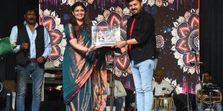 रणवीरपुर में भजन संध्या एवं सांस्कृतिक कार्यक्रम में शामिल हुईं पंडरिया विधायक भावना बोहरा, पद्मश्री अनुज शर्मा और आरूग बैंड की प्रस्तुती में झूमे भक्त।