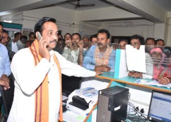 कवर्धा सहकारी केंद्रीय बैंक में जिला पंचायत अध्यक्ष ईश्वरी साहू का निरीक्षण, किसानों के हित में स्वच्छ जल और अतिरिक्त काउंटर की व्यवस्था के निर्देश।