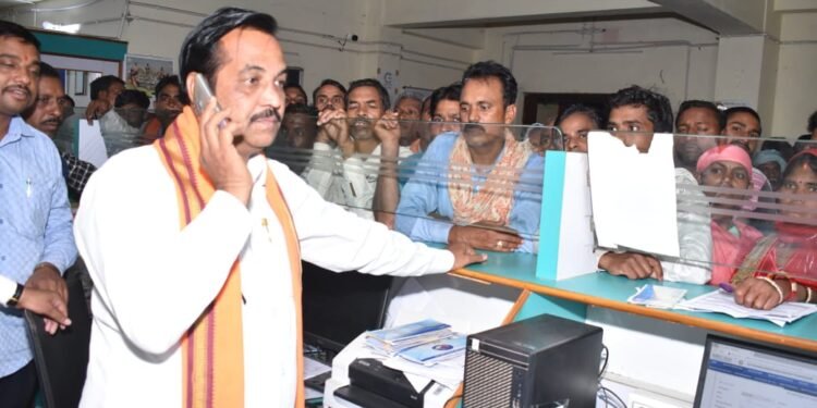 कवर्धा सहकारी केंद्रीय बैंक में जिला पंचायत अध्यक्ष ईश्वरी साहू का निरीक्षण, किसानों के हित में स्वच्छ जल और अतिरिक्त काउंटर की व्यवस्था के निर्देश।