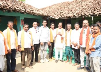 जिला पंचायत अध्यक्ष  ईश्वरी साहू ने ‘मोर द्वार साय सरकार’ अभियान के तहत घर जाकर किया सर्वे।