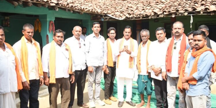 जिला पंचायत अध्यक्ष  ईश्वरी साहू ने ‘मोर द्वार साय सरकार’ अभियान के तहत घर जाकर किया सर्वे।