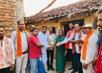 ग्राम गुढ़ा में डॉ. वीरेन्द्र साहू ने किया आवास योजना का सर्वे।