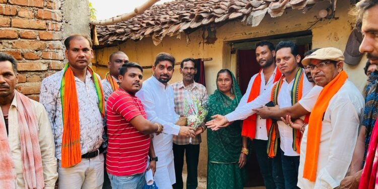 ग्राम गुढ़ा में डॉ. वीरेन्द्र साहू ने किया आवास योजना का सर्वे।