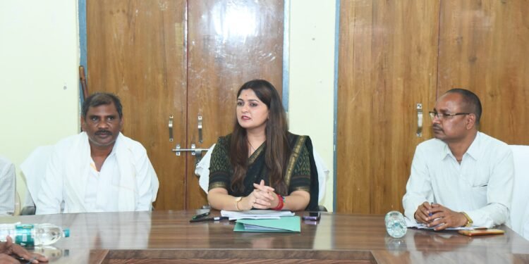 पंडरिया विधायक भावना बोहरा ने जनपद पंचायत सहसपुर लोहारा की समीक्षा बैठक में सुतियापाट नहर विस्तारीकरण में आ रहे अवरोधों को जल्द दूर कर निर्माण पूरा करने के दिए दिशा निर्देश