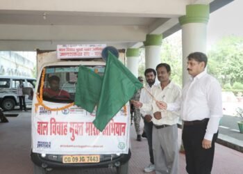 बाल विवाह मुक्त अभियान के जागरूकता रथ को कलेक्टर गोपाल वर्मा ने हरी झंडी दिखाकर किया रवाना।