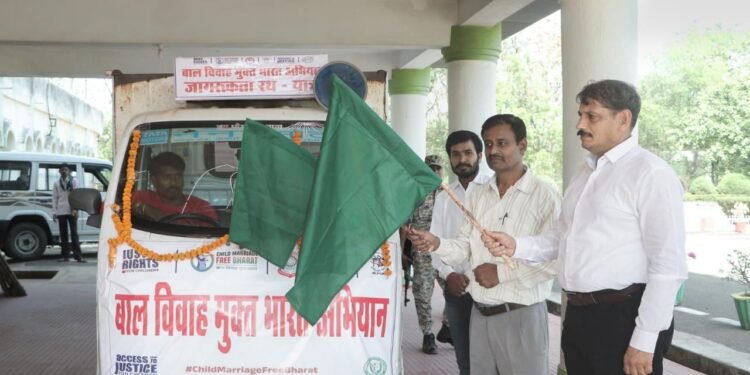 बाल विवाह मुक्त अभियान के जागरूकता रथ को कलेक्टर गोपाल वर्मा ने हरी झंडी दिखाकर किया रवाना।