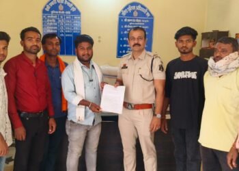 रोहिंग्या और बाहरी मुस्लिमों की जांच की मांग को लेकर विश्व हिंदू परिषद व बजरंग दल ने सौंपा ज्ञापन।