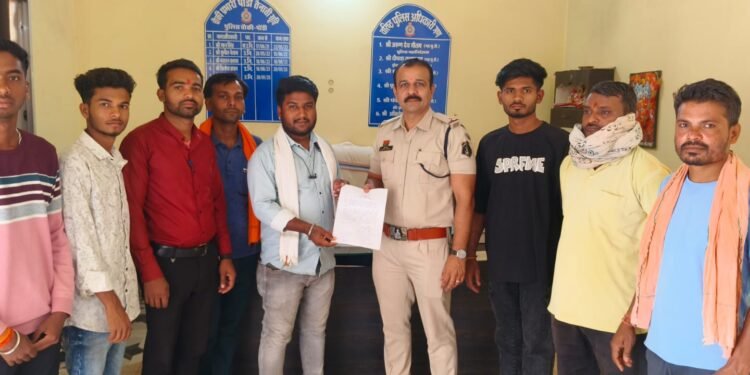 रोहिंग्या और बाहरी मुस्लिमों की जांच की मांग को लेकर विश्व हिंदू परिषद व बजरंग दल ने सौंपा ज्ञापन।