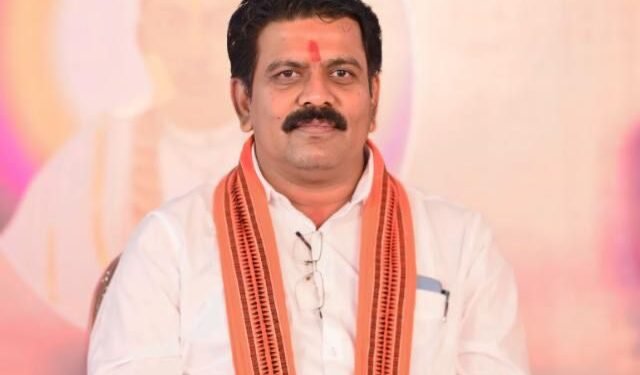 उपमुख्यमंत्री विजय शर्मा के प्रयासों से सुक्कल बैगा की पत्नी को मिली एक लाख रूपए की सहायता।