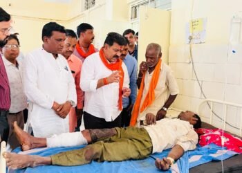 उपमुख्यमंत्री विजय शर्मा ने अस्पताल पहुंचकर घायलों का जाना हालचाल, बेहतर इलाज के लिए डॉक्टरो को दिए आवश्यक निर्देश।
