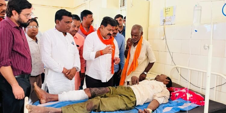 उपमुख्यमंत्री विजय शर्मा ने अस्पताल पहुंचकर घायलों का जाना हालचाल, बेहतर इलाज के लिए डॉक्टरो को दिए आवश्यक निर्देश।