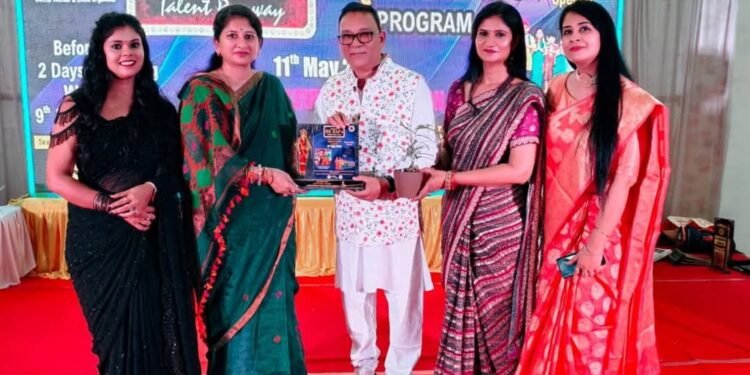 कोरबा में मातृ दिवस पर “मातृवंदना सम्मान” एवं “आर.के. किड्स टैलेंट रनवे” का भव्य आयोजन बेटी बचाओ संदेश के साथ बच्चों ने दिखाई अद्भुत प्रतिभा, 31 माताओं को किया गया सम्मानित। 1 कोरबा में मातृ दिवस पर “मातृवंदना सम्मान” एवं “आर.के. किड्स टैलेंट रनवे” का भव्य आयोजन बेटी बचाओ संदेश के साथ बच्चों ने दिखाई अद्भुत प्रतिभा, 31 माताओं को किया गया सम्मानित।