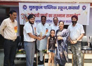 गुरूकुल ने किया मेघावी छात्र-छात्राओं को सम्मानित।