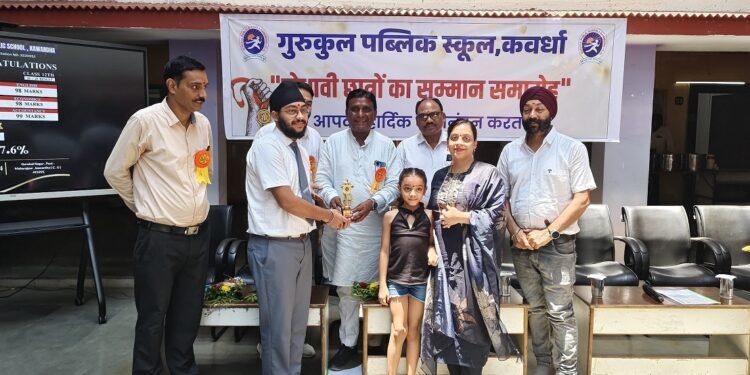 गुरूकुल ने किया मेघावी छात्र-छात्राओं को सम्मानित।