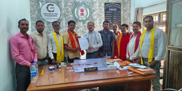 आज समृद्ध छत्तीसगढ़ किसान संघ जिला कबीरधाम जिलाधीश के नाम पर भोरमदेव सहकारी शक्कर कारखाना के प्रबंध संचालक गौरी शंकर शर्मा से मुलाकात करके ज्ञापन सौंपा गया। 1 आज समृद्ध छत्तीसगढ़ किसान संघ जिला कबीरधाम जिलाधीश के नाम पर भोरमदेव सहकारी शक्कर कारखाना के प्रबंध संचालक गौरी शंकर शर्मा से मुलाकात करके ज्ञापन सौंपा गया।