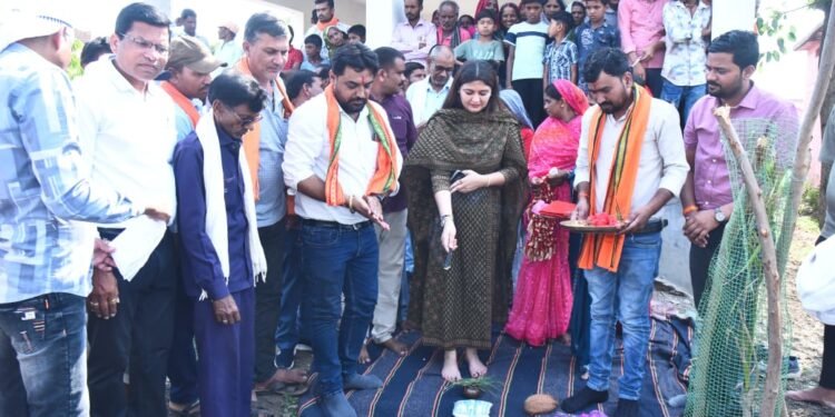 पंडरिया विधायक भावना बोहरा ने विभिन्न ग्रामों में 81 लाख रुपए के अधोसंरचना निर्माण एवं विकास कार्यों का किया भूमिपूजन।