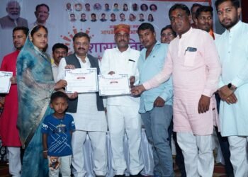 समाधान शिविर में जनता से सीधे संवाद में नपाध्यक्ष चंद्रप्रकाश चंद्रवंशी ने विकास को बताया पहली प्राथमिकता।