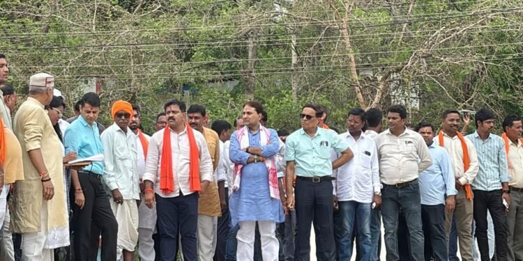 उपमुख्यमंत्री विजय शर्मा एवं छत्तीसगढ़ पर्यटन मंडल के अध्यक्ष नीलू शर्मा ने भोरमदेव क्षेत्र का अधिकारियों के साथ निरीक्षण किया और विकास कार्यों की रूपरेखा पर विस्तार से चर्चा की। 1 उपमुख्यमंत्री विजय शर्मा एवं छत्तीसगढ़ पर्यटन मंडल के अध्यक्ष नीलू शर्मा ने भोरमदेव क्षेत्र का अधिकारियों के साथ निरीक्षण किया और विकास कार्यों की रूपरेखा पर विस्तार से चर्चा की।