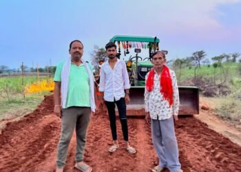 जनसेवा के प्रतीक बने कैलाश चंद्रवंशी – बरसात में लोगों की परेशानी को समझते हुए तुरन्त कराया सड़क निर्माण कार्य प्रारंभ।