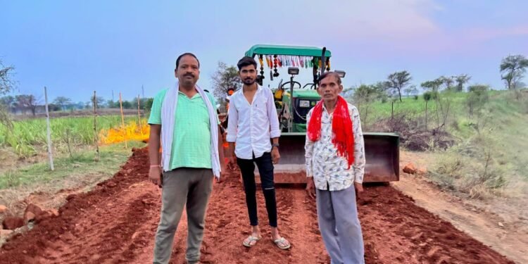 जनसेवा के प्रतीक बने कैलाश चंद्रवंशी – बरसात में लोगों की परेशानी को समझते हुए तुरन्त कराया सड़क निर्माण कार्य प्रारंभ। 1 जनसेवा के प्रतीक बने कैलाश चंद्रवंशी – बरसात में लोगों की परेशानी को समझते हुए तुरन्त कराया सड़क निर्माण कार्य प्रारंभ।