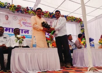 कोसमंदा, गौरमाटी मे विद्युत व्यवस्था को ठीक करने और रणवीरपुर व रंजीतपुर सोसायटी मे खाद उपलब्ध कराने अधिकारियो को दिए निर्देश।