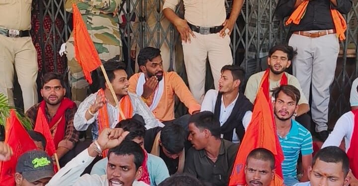 मिशनरी स्कूल में चल रहा धर्मांतरण का खेल विद्यार्थी परिषद ने कड़ा विरोध कर जताया रोश। 1 मिशनरी स्कूल में चल रहा धर्मांतरण का खेल विद्यार्थी परिषद ने कड़ा विरोध कर जताया रोश।