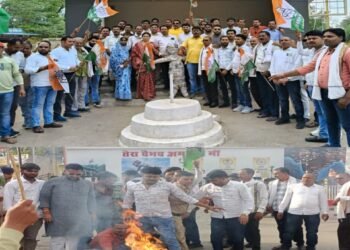 कांग्रेसियों ने फूंका मध्यप्रदेश सरकार के मंत्री विजय शाह का पुतला।