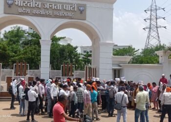 आज डीएड अभ्यर्थियों के द्वारा सहायक शिक्षक के रिक्त पदों पर भर्ती पूरी करने की मांग को लेकर भाजपा कार्यालय एकात्म परिसर पर बड़ी संख्या मे अभ्यर्थि पहुचे हुए हैं।