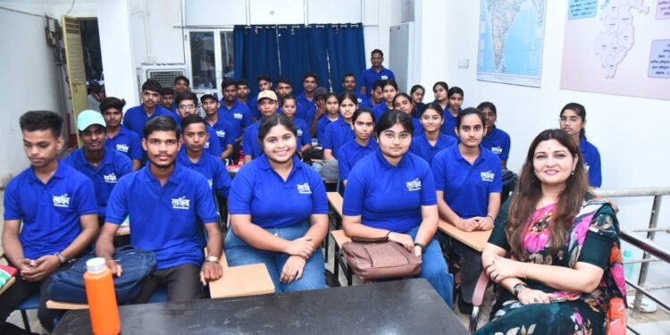 पंडरिया विधायक भावना बोहरा ने लक्ष्य निःशुल्क कोचिंग में छात्र-छात्राओं से मुलाकात कर प्रोत्साहित किया। 1 पंडरिया विधायक भावना बोहरा ने लक्ष्य निःशुल्क कोचिंग में छात्र-छात्राओं से मुलाकात कर प्रोत्साहित किया।