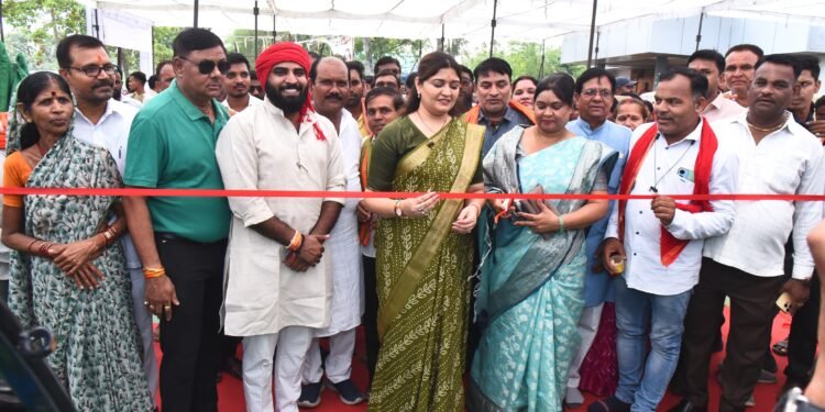 पंडरिया विधायक भावना बोहरा ने पंडरिया नगर में 92 लाख रुपए से अधिक के नवीन वाहनों एवं उपकरणों का किया लोकार्पण। 1 पंडरिया विधायक भावना बोहरा ने पंडरिया नगर में 92 लाख रुपए से अधिक के नवीन वाहनों एवं उपकरणों का किया लोकार्पण।