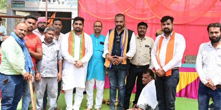 डॉ. वीरेन्द्र साहू ने ग्राम झलमला में किया सीसी रोड का भूमिपूजन। 1 डॉ. वीरेन्द्र साहू ने ग्राम झलमला में किया सीसी रोड का भूमिपूजन।