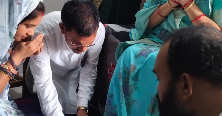 परम पूजनीय गुरु माता मनीषा देवी का ग्राम अतरिया खुर्द में आगमन, सरपंच नरेश साहू को दिया आशीर्वाद