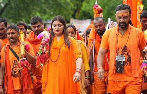 बोल बम और हर हर महादेव के उद्घोष के साथ यात्रा के चौथे दिन पंडरिया विधायक भावना बोहरा एवं कांवड़ यात्रियों ने तय कि गौरकांपा से मोहतरा की यात्रा, पुष्पवर्षा के साथ शिवभक्तों ने किया भव्य स्वागत