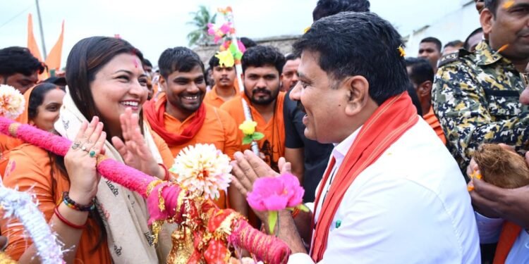 उपमुख्यमंत्री विजय शर्मा ने अमरकंटक से बाबा बाबा भोरमदेव मन्दिर 151 किलोमीटर की कावड़ यात्रा पर निकले पंडरिया विधायक भावना बोहरा और शिवभक्तों का पांडातराई में आत्मीय स्वागत 1 उपमुख्यमंत्री विजय शर्मा ने अमरकंटक से बाबा बाबा भोरमदेव मन्दिर 151 किलोमीटर की कावड़ यात्रा पर निकले पंडरिया विधायक भावना बोहरा और शिवभक्तों का पांडातराई में आत्मीय स्वागत