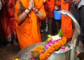 शिव भक्ति में लीन आस्था और विश्वास की 151 किलोमीटर कांवड़ यात्रा हुई पूरी, पंडरिया विधायक भावना बोहरा एवं कांवड़ यात्रियों ने भोरमदेव मंदिर में किया भोलेनाथ का जलाभिषेक,भगवामय हुआ जिला कबीरधाम