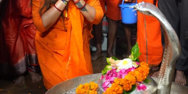 शिव भक्ति में लीन आस्था और विश्वास की 151 किलोमीटर कांवड़ यात्रा हुई पूरी, पंडरिया विधायक भावना बोहरा एवं कांवड़ यात्रियों ने भोरमदेव मंदिर में किया भोलेनाथ का जलाभिषेक,भगवामय हुआ जिला कबीरधाम 1 शिव भक्ति में लीन आस्था और विश्वास की 151 किलोमीटर कांवड़ यात्रा हुई पूरी, पंडरिया विधायक भावना बोहरा एवं कांवड़ यात्रियों ने भोरमदेव मंदिर में किया भोलेनाथ का जलाभिषेक,भगवामय हुआ जिला कबीरधाम