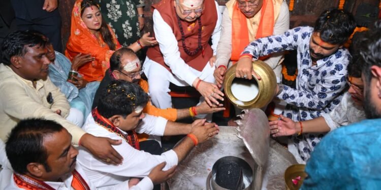 मुख्यमंत्री विष्णुदेव साय, विधानसभा अध्यक्ष रमन सिंह उप मुख्यमंत्री विजय शर्मा और अरुण साव ने भोरमदेव में हजारों कावड़ियों और शिव भक्तों का हैलीकॉप्टर से पुष्प वर्षा कर भव्य स्वागत और अभिनंदन किया 1 मुख्यमंत्री  विष्णुदेव साय, विधानसभा अध्यक्ष  रमन सिंह उप मुख्यमंत्री  विजय शर्मा और  अरुण साव ने भोरमदेव में हजारों कावड़ियों और शिव भक्तों का हैलीकॉप्टर से पुष्प वर्षा कर भव्य स्वागत और अभिनंदन किया