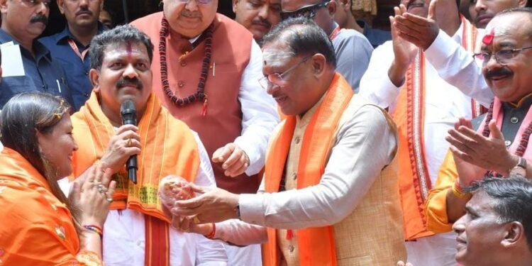 पंडरिया विधायक भावना बोहरा और कांवड़ियों का मुख्यमंत्री  विष्णु देव साय, विधानसभा अध्यक्ष डॉ.रमन सिंह एवं दोनों उप मुख्यमंत्रियों ने किया अभिनंदन, हेलीकॉप्टर से कांवड़ियों और श्रद्धालुओं पर की गई पुष्पवर्षा