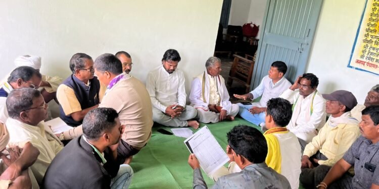 प्रभारी बनने के बाद रेंगाखार वनांचल के दौरे पर पहुँचे कामू बैगा, कांग्रेस कार्यकर्ताओं के साथ ली बैठक