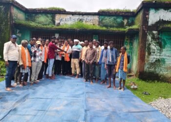 कांवड़ यात्रा से लौटने के बाद पूर्व सांसद प्रतिनिधि नरेश साहू ग्रामीणों ने किया सम्मानित