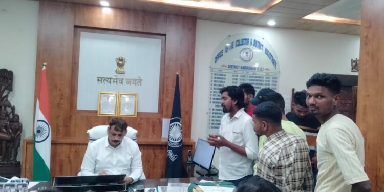 सामुदायिक स्वास्थ्य केन्द्र कुकदूर के प्रभारी डॉ. दंपति को हटाने की मांग, कलेक्टर को सौंपा गया ज्ञापन