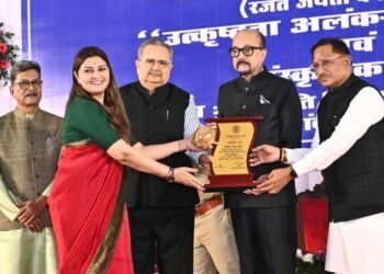 महामहिम राज्यपाल रमेन डेका ने पंडरिया विधायक भावना बोहरा को वर्ष 2024-25 के उत्कृष्ट विधायक सम्मान से किया सम्मानित