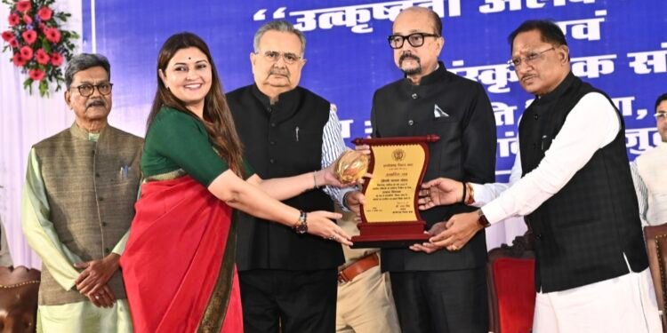 महामहिम राज्यपाल रमेन डेका ने पंडरिया विधायक भावना बोहरा को वर्ष 2024-25 के उत्कृष्ट विधायक सम्मान से किया सम्मानित