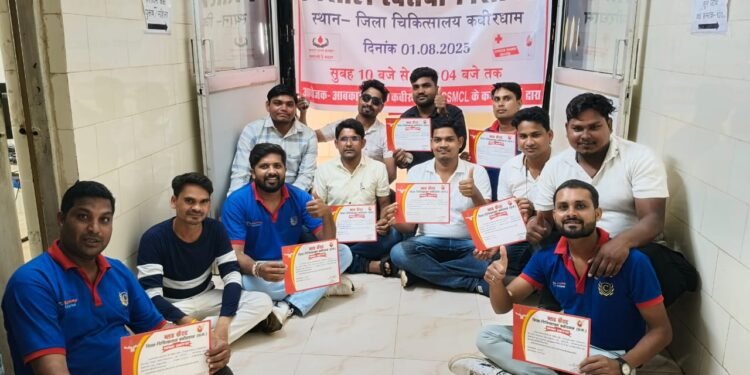 सावन माह में सेवा और संकल्प का उदाहरण: आबकारी विभाग व CSMCL अधिकारियों ने किया रक्तदान व वृक्षारोपण