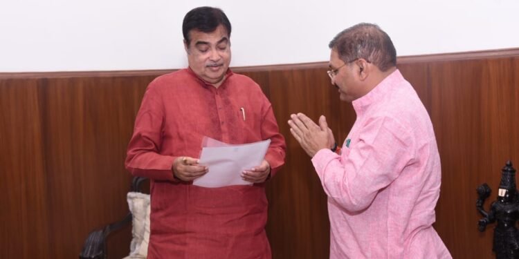 सांसद संतोष पांडेय ने केंद्रीय परिवहन मंत्री नितिन गडकरी से की मुलाकात, विभिन्न महत्वपूर्ण सड़को की स्वीकृति प्रदान करने की मांग