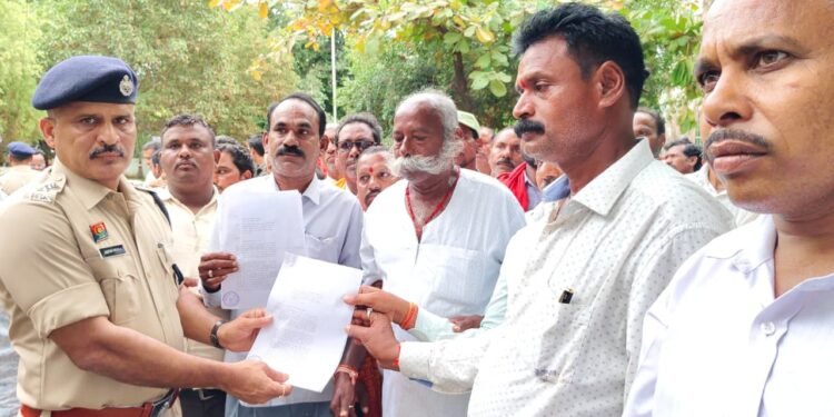 कांग्रेस कार्यकर्ताओं द्वारा शिव मंदिर और माँ कर्मा माता परिसर का अपमान – दोषियों पर FIR दर्ज कर कड़ी कार्रवाई की माँग 1 कांग्रेस कार्यकर्ताओं द्वारा शिव मंदिर और माँ कर्मा माता परिसर का अपमान – दोषियों पर FIR दर्ज कर कड़ी कार्रवाई की माँग