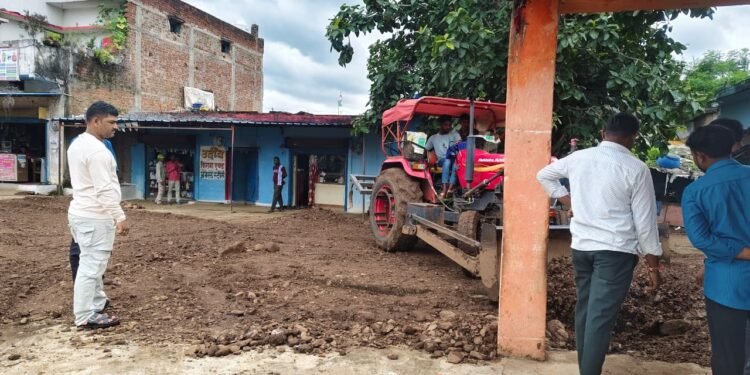 ग्राम राजानवागांव में सरपंच ने कराया बाजार का समतलीकरण, युवाओं की पहल पर मिला सहयोग 1 ग्राम राजानवागांव में सरपंच ने कराया बाजार का समतलीकरण, युवाओं की पहल पर मिला सहयोग
